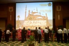 Lautan Biru Hiasi Prosesi...