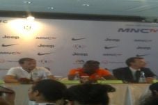 Lampu Pecah Warnai Konferensi...