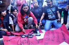 Kecam Perampasan Kamera,...