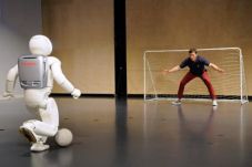 ASIMO Honda Bisa Bermain...
