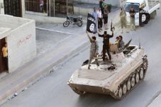 ISIS Duduki Markas Militer...