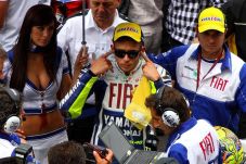 Rossi Berikan Jempol...