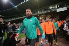 Buffon Ngebet Hadapi...