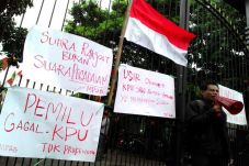 Gerbang KPU Jabar Ditempeli...