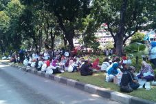 Kepanasan, Ibu-ibu Pendukung...