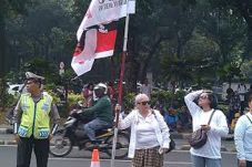 Nenek Nyentrik Orasi...