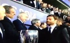 Tampang Sinis Xabi Alonso...