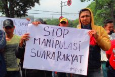 Massa Tuntut Hukum Pelaku...
