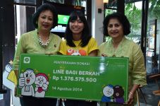 LINE Serahkan Donasi...