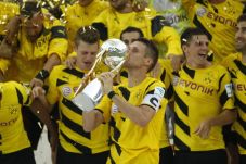 Dortmund Angkat Trofi...