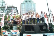 Di Tengah Demo, Para...