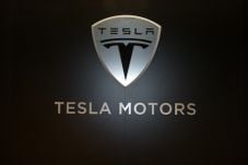 Tesla Gandeng Hackers...