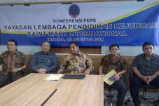 Kontrak Gedung, Ratusan...