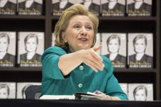 Telepon Hillary Clinton...