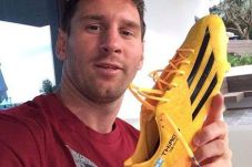 Messi Pamer Senjata...