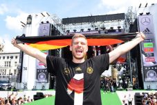 Mertesacker Ikuti Jejak...