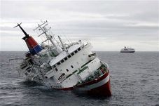 Kapal Wisatawan Tenggelam...