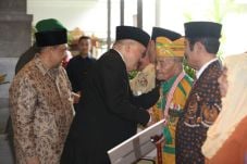 Gubernur Sumsel Berikan...