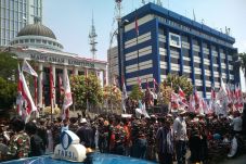 Beraksi di Tengah Demo,...