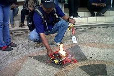 Wartawan Bakar ID Card...
