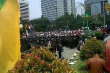 Ditinggal Demonstran,...