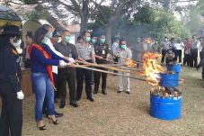 Polres Serang Musnahkan...