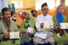 Pasangan Lansia Terharu...
