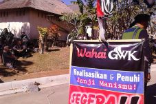 Negosiasi Alot, Warga...