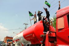 Mahasiswa Sandera Truk...