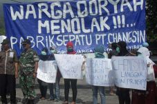 Warga Tolak Pabrik Sepatu...