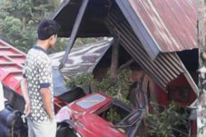Truk Seruduk Rumah Warga...