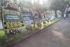 Ratusan Karangan Bunga...