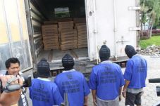 Polisi Tangkap Komplotan...