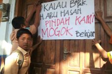 Guru Kesayangan Dimutasi,...