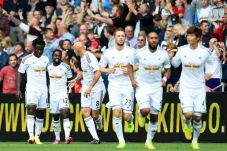 Newcastle Tertahan Dramatis,...