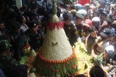 Tumpeng Roboh Menimpa...