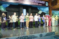Ribuan Warga Lamongan...