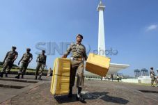 Tertibkan PKL Monas,...