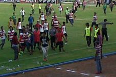 Suporter Kejar Wasit,...