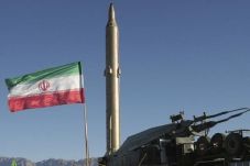 Iran Pamerkan Dua Rudal...