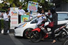 PLN Bagi-bagi Bunga...
