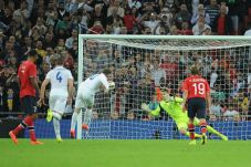 Gol Penalti Rooney Menangkan...