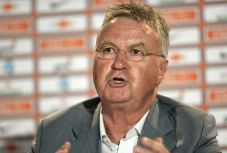 Hiddink Sebut Kartu...
