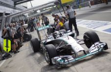 Hamilton Kuasai Latihan...