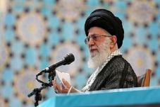 Khamenei Dibawa ke RS...