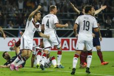 Dua Gol Mueller Gilas...