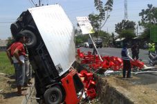 Truk Muat Miras Terguling