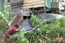 Pengemudi Kelilipan,...