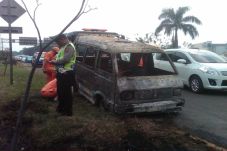 Angkot Terbakar di Pintu...