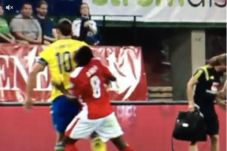 Sikut Ibrahimovic Hantam...